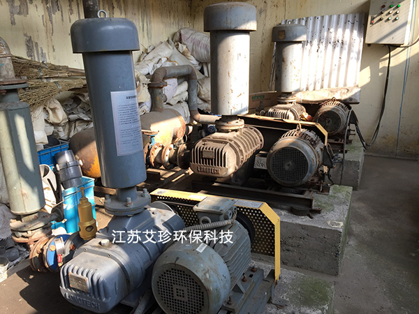 污水處理用龍鐵羅茨鼓風機.jpg